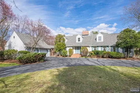 995 High Mountain Rd, Franklin Lakes, NJ 07417