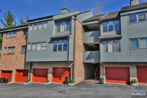 141 Indian Hollow Ct, Mahwah, NJ 07430