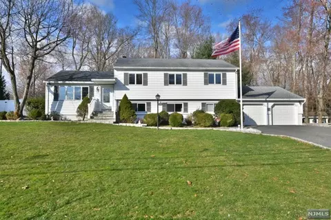 11 Hickory Ln, Waldwick, NJ 07463
