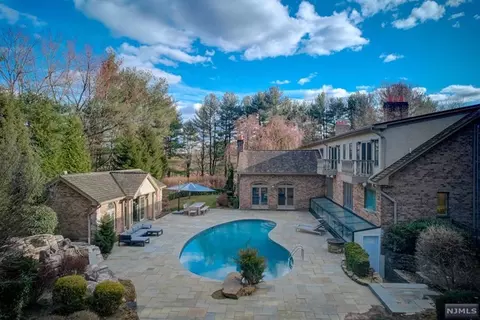 2 Toboggan Ridge Rd, Saddle River, NJ 07458