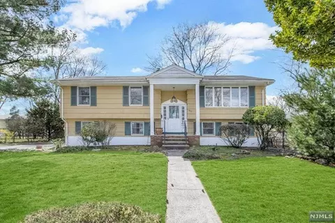 160 Truman Ter, Paramus, NJ 07652