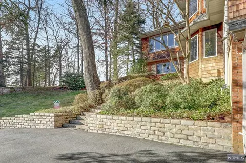 82 Andrea Ln, Paramus, NJ 07652
