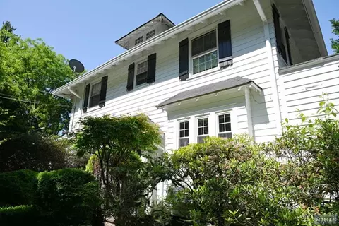 11 Sisson Ter, Tenafly, NJ 07670