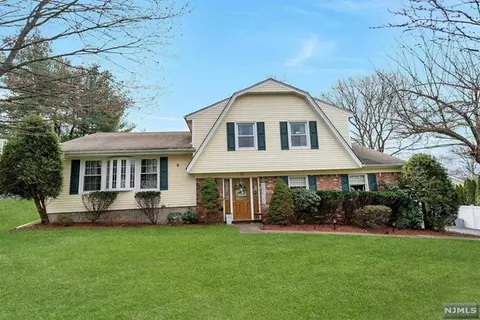 50 W Sheffield St, Oakland, NJ 07436