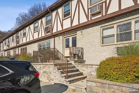 89 Treetop Ct, Bloomingdale, NJ 07403