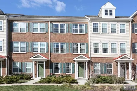 51 Landmark Ln, Fair Lawn, NJ 07410