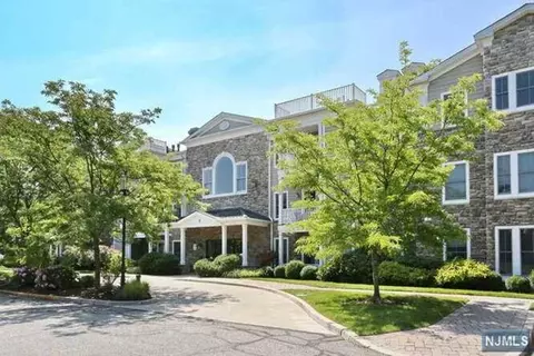 5 Tenakill Park E #218, Cresskill, NJ 07626