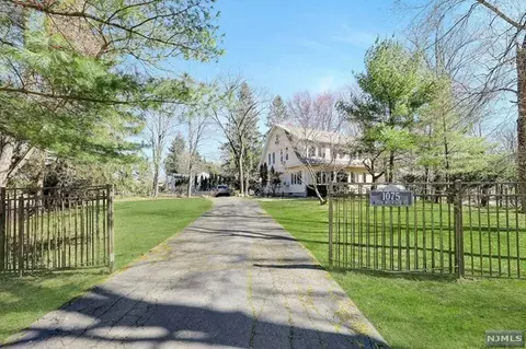 1075 High Mountain Rd, Franklin Lakes, NJ 07417