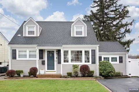 26 Grove St, Waldwick, NJ 07463