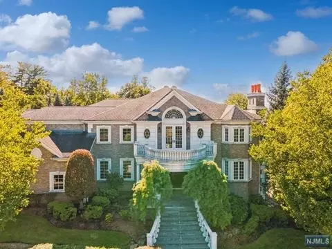 142 Vaccaro Dr, Cresskill, NJ 07626