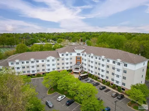 189 Forest Ave #215, Paramus, NJ 07652