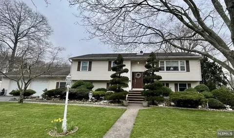 6 Helene Ct, Wayne, NJ 07470