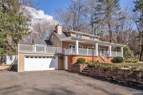 129 Long Hill Rd, Oakland, NJ 07436