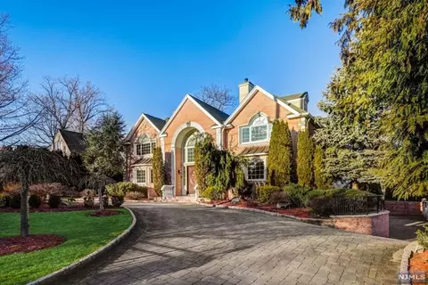 113 Pershing Rd, Englewood Cliffs, NJ 07632