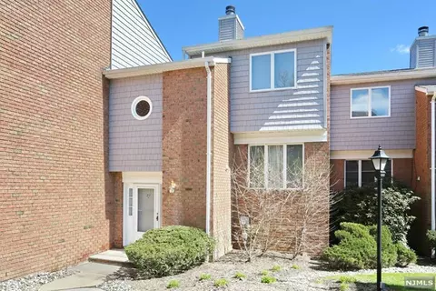 27 Sherwood Ct, River Edge, NJ 07661