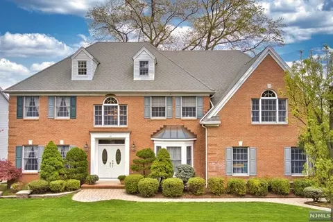 318 Megan Ct, Wyckoff, NJ 07481