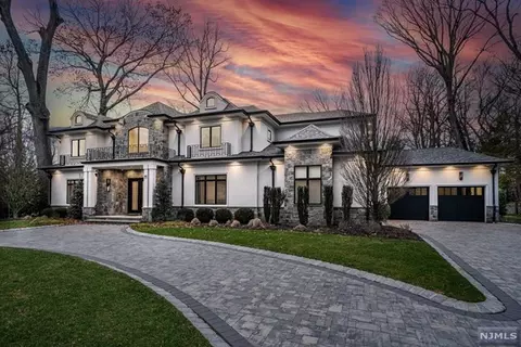 11 Edgewood St, Tenafly, NJ 07670
