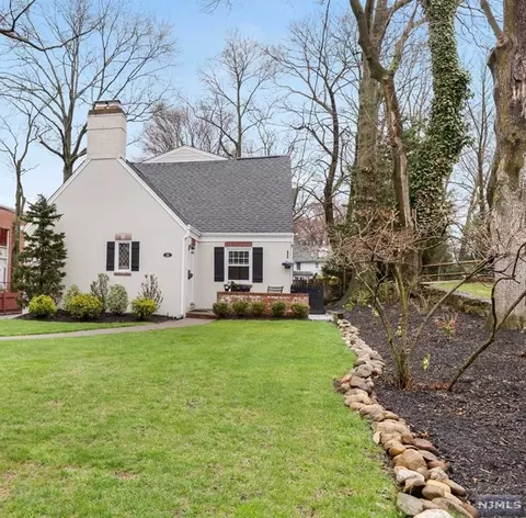 16 Northwood Ave, Demarest, NJ 07627