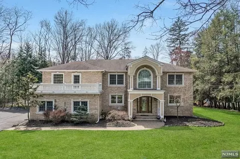 10 W Crescent Ave, Mahwah, NJ 07430