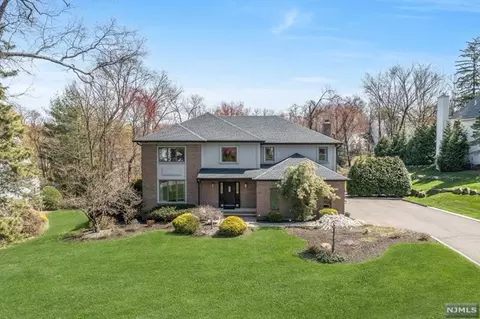 546 Long Dr, Wyckoff, NJ 07481