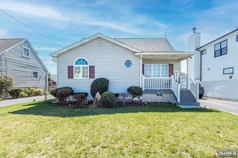 260 Evans Pl, Saddle Brook, NJ 07663