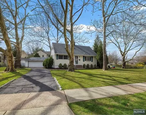 736 Newcomb Rd, Ridgewood, NJ 07450