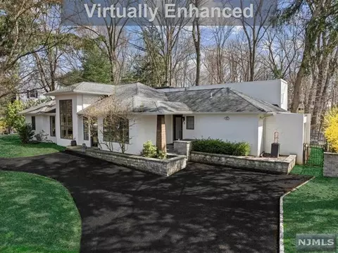 954 Pines Ter, Franklin Lakes, NJ 07417