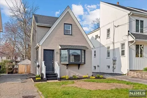 85 Grove St, Bergenfield, NJ 07621
