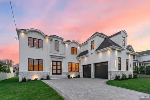 228 Diane Pl, Paramus, NJ 07652
