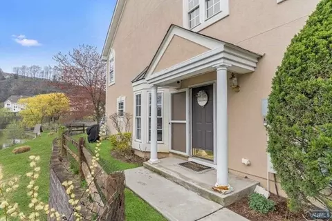 8 Aspen Ter, North Haledon, NJ 07508