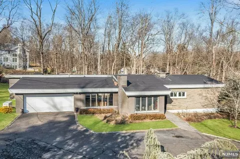 56 Fawnhill Rd, Saddle River, NJ 07458