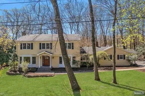 52 Elizabeth Ln, Mahwah, NJ 07430