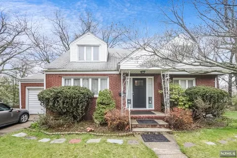 220 Warwick Ln, Leonia, NJ 07605