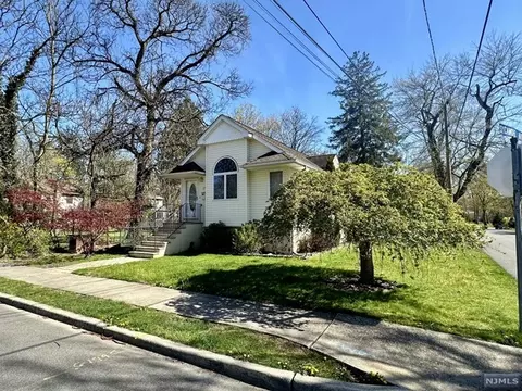 27 Glendale Dr, Hillsdale, NJ 07642
