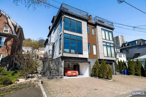 45 Myrtle Ave #B, Edgewater, NJ 07020