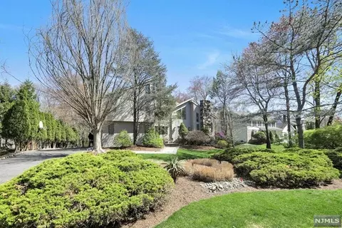 27 Gloria Dr, Allendale, NJ 07401