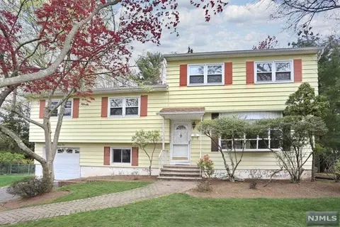 25 Cooper Pl, Harrington Park, NJ 07640