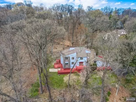 810 Shadow Ridge Rd, Franklin Lakes, NJ 07417