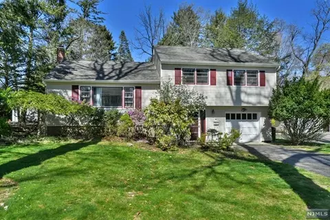 21 E Cedar Pl, Ramsey, NJ 07446