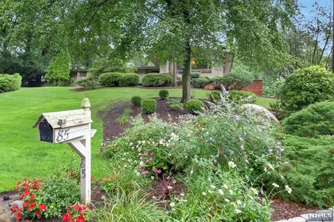 85 Andrea Ln, Paramus, NJ 07652