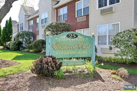 25 Crest St #204, Westwood, NJ 07675