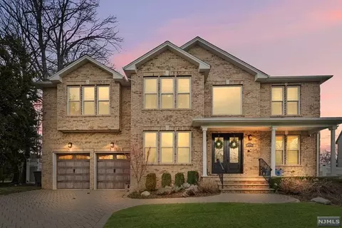 278 Taft Ct, River Edge, NJ 07661
