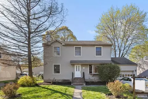 15 Cedar St, Oakland, NJ 07436