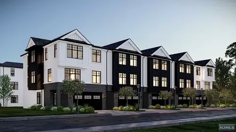 1 Skye Dr, Paramus, NJ 07652
