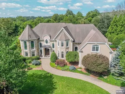26 Mettowee Farms Ct, Saddle River, NJ 07458