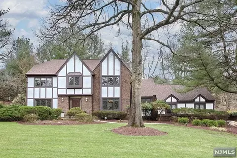 51 Burnwood Ln, Saddle River, NJ 07458