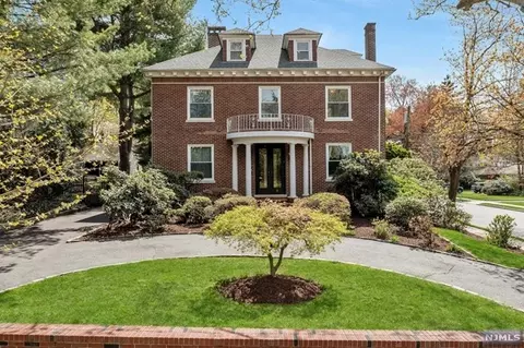 2 Sisson Ter, Tenafly, NJ 07670
