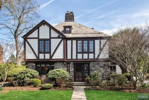 40 Sutton Dr, Ho Ho Kus, NJ 07423
