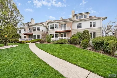89 Turnberry Rd, Little Falls, NJ 07424
