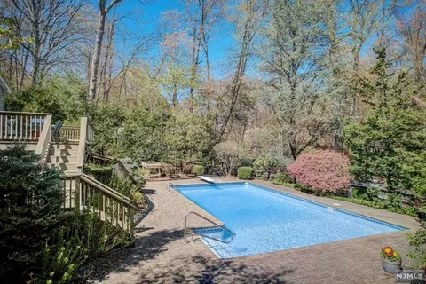 91 Cedar Dr, Allendale, NJ 07401
